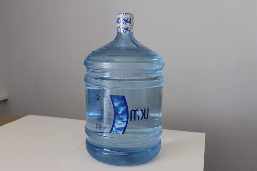 Вода 18 ru. Бутыль 18.9 л поликарбонат Волжанка. Бутылка для кулера. Бутылка воды 9 литров. 19 Литровые бутыли для воды.