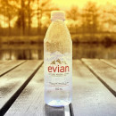 Evian впервые выпустил газированную воду
